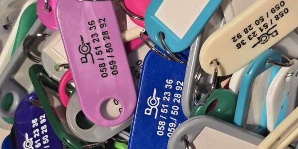 Graveerwerk: sleutelhangers plastic
