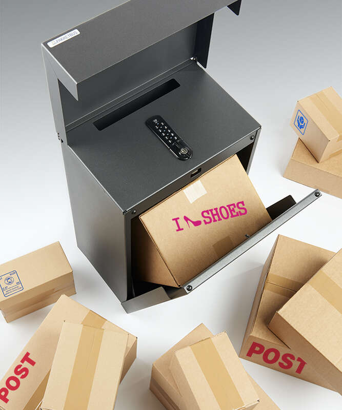 eSafe pakketbrievenbus sfeerbeeld met kartonnen dozen