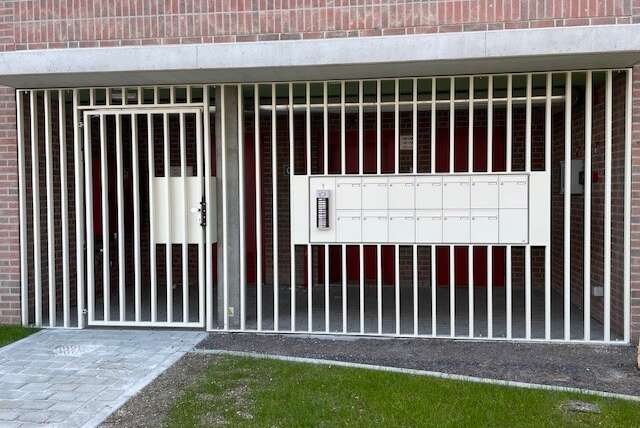 Plaatsing van 43 Renz brievenbussen in De Nieuwe Dokken Gent
